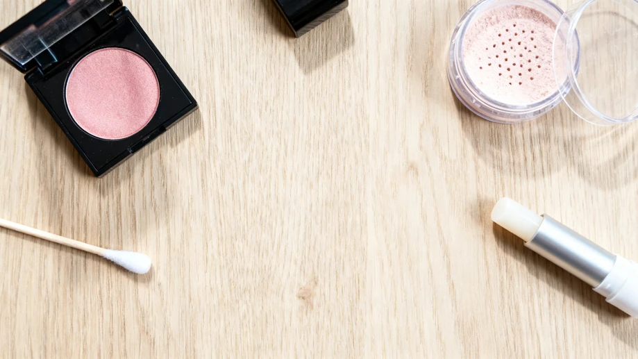 Unexpected Eyeshadow Hacks For Even The Most Crowded Morning Routine